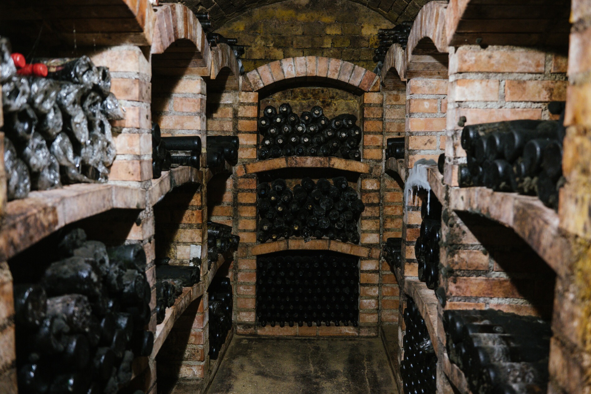 Flaschenlager im Ziegelgewölbe – Reife auf der Flasche