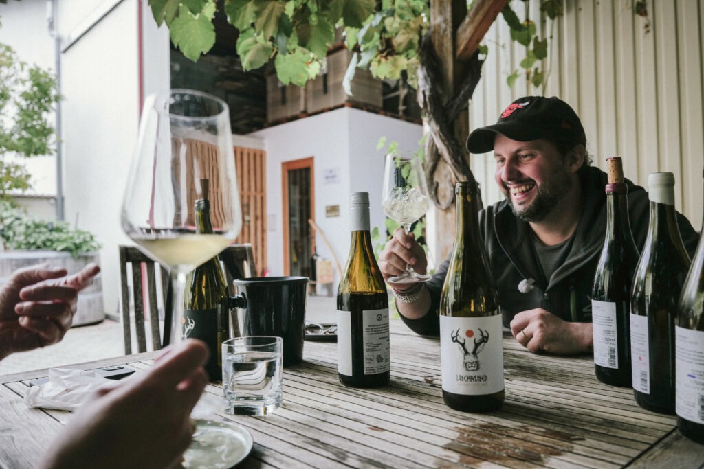 Verkostung am Weingut Obenaus – ein Glas Weißwein von Martin Obenaus
