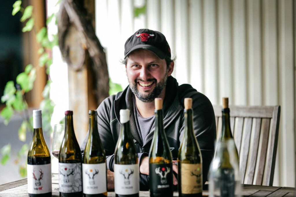 Martin Obenaus mit seinen Weinen unter der Weinlaube