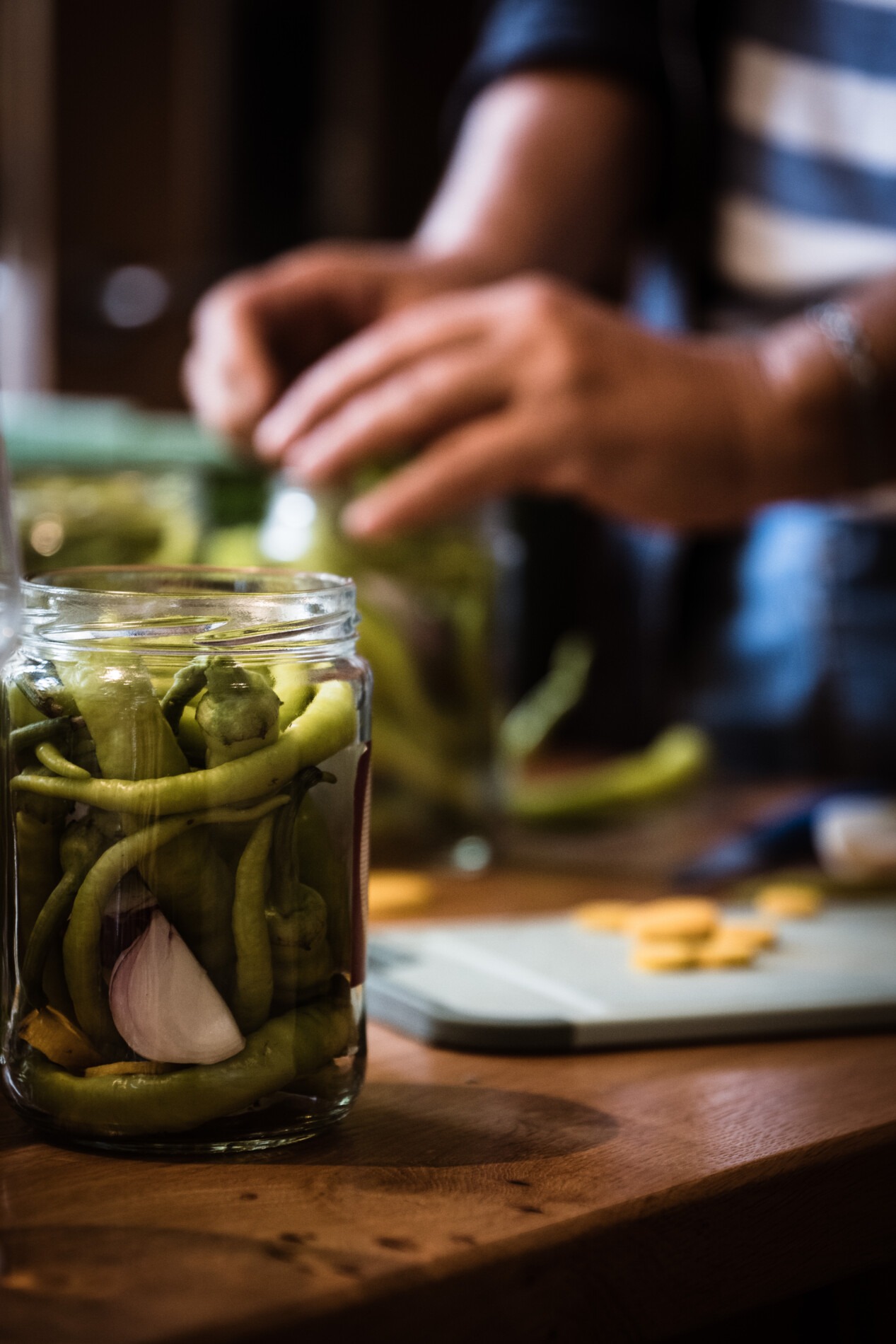 Gemüse wird für die Fermentation ins Glas geschichtet