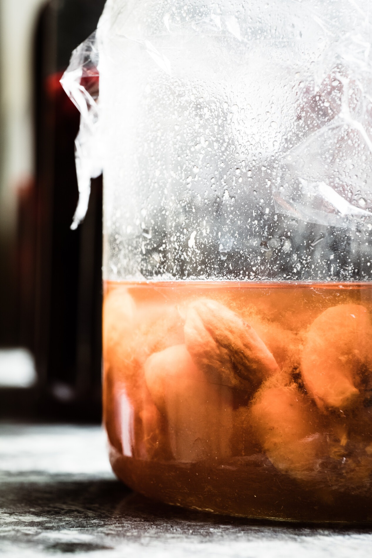 Fermentiertes Gemüse im Glas im Gegenlicht