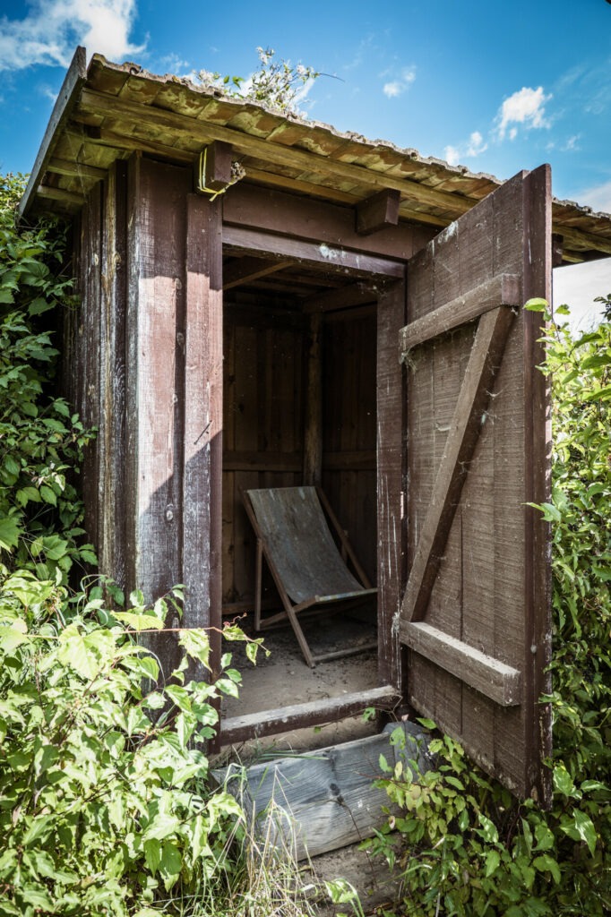 Alte Weingarthütte mit offener Tür